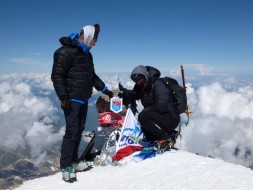 Proporczyk powiatu krotoszyńskiego na Elbrusie