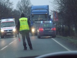 Osobówka dachowała po kolizji z ciężarówką