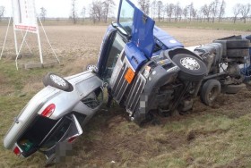 Cysterna z azotem wylądowała w rowie