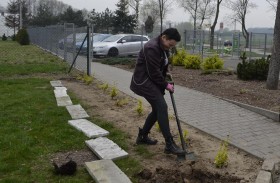 Prace pielęgnacyjne przy szkole